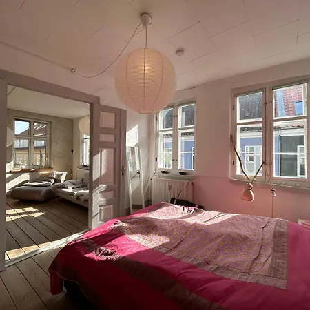 Hel Bylejlighed I Det Gamle Pulsernede Apartment