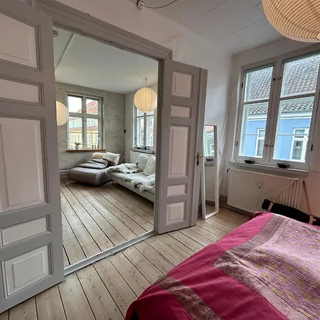 Hel Bylejlighed I Det Gamle Pulsernede Apartment *